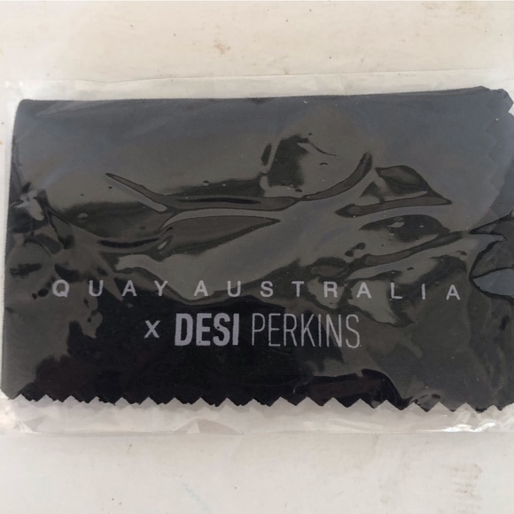 QUAY X DESI PERKINS CLEAR GLASSES CASE - Picture 4 of 5